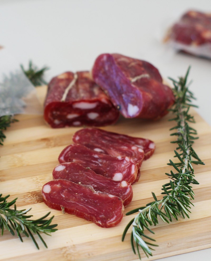 La Soppressata Dolce e Piccante firmata Cembalo Salumi rappresenta il perfetto equilibrio tra tradizione e qualità.