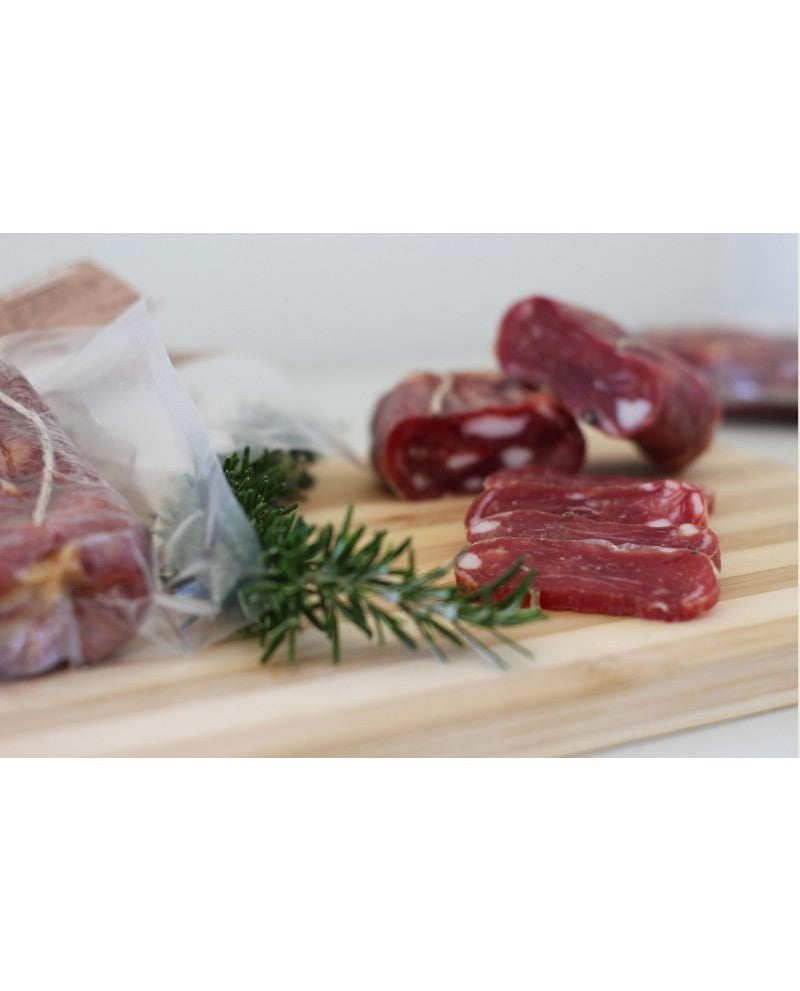 La Soppressata Dolce e Piccante firmata Cembalo Salumi rappresenta il perfetto equilibrio tra tradizione e qualità.