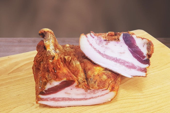 Guanciale Stagionato Dolce e Piccante Cembalo Salumi: intero pezzo 1,3 kg, stagionato 3 mesi, senza conservanti, glutine o lattosio. Preordina ora!