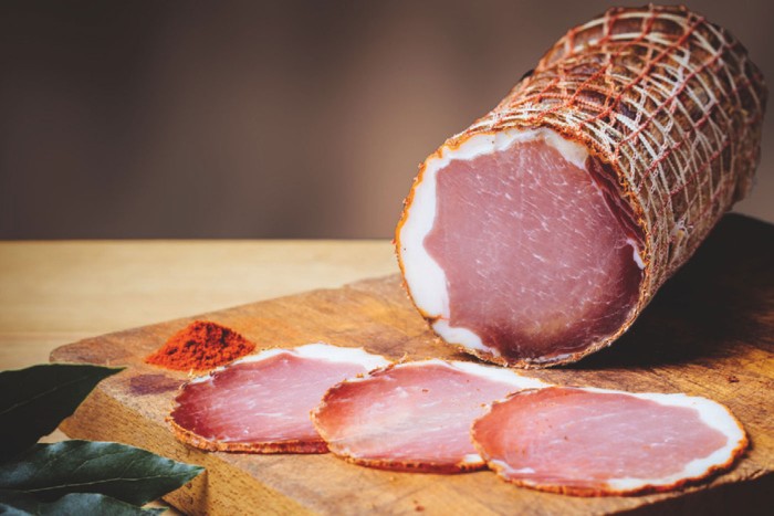 Il Filetto Stagionato Dolce e Piccante firmato Cembalo Salumi è una prelibatezza artigianale ottenuta dalla lomba, la parte più nobile del suino. 
