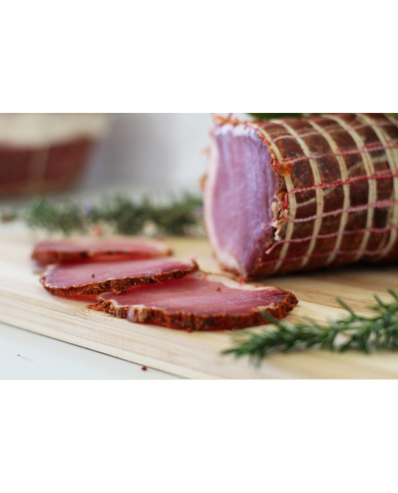 Il Filetto Stagionato Dolce e Piccante firmato Cembalo Salumi è una prelibatezza artigianale ottenuta dalla lomba, la parte più nobile del suino. 
