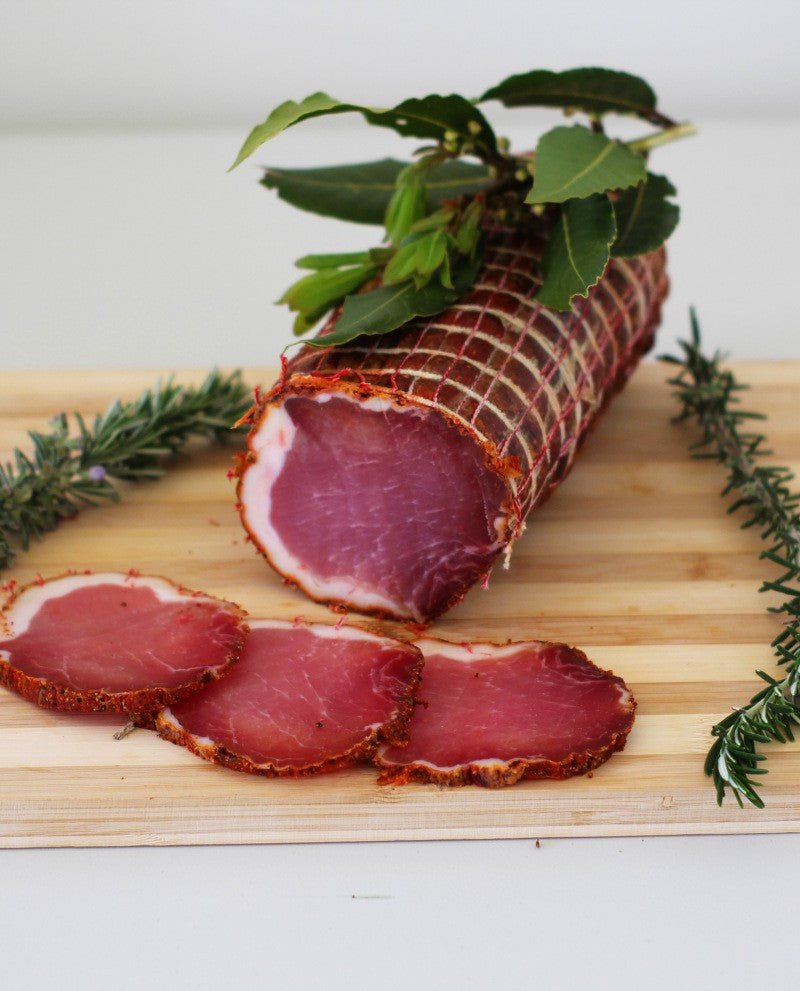 Il Filetto Stagionato Dolce e Piccante firmato Cembalo Salumi è una prelibatezza artigianale ottenuta dalla lomba, la parte più nobile del suino. 