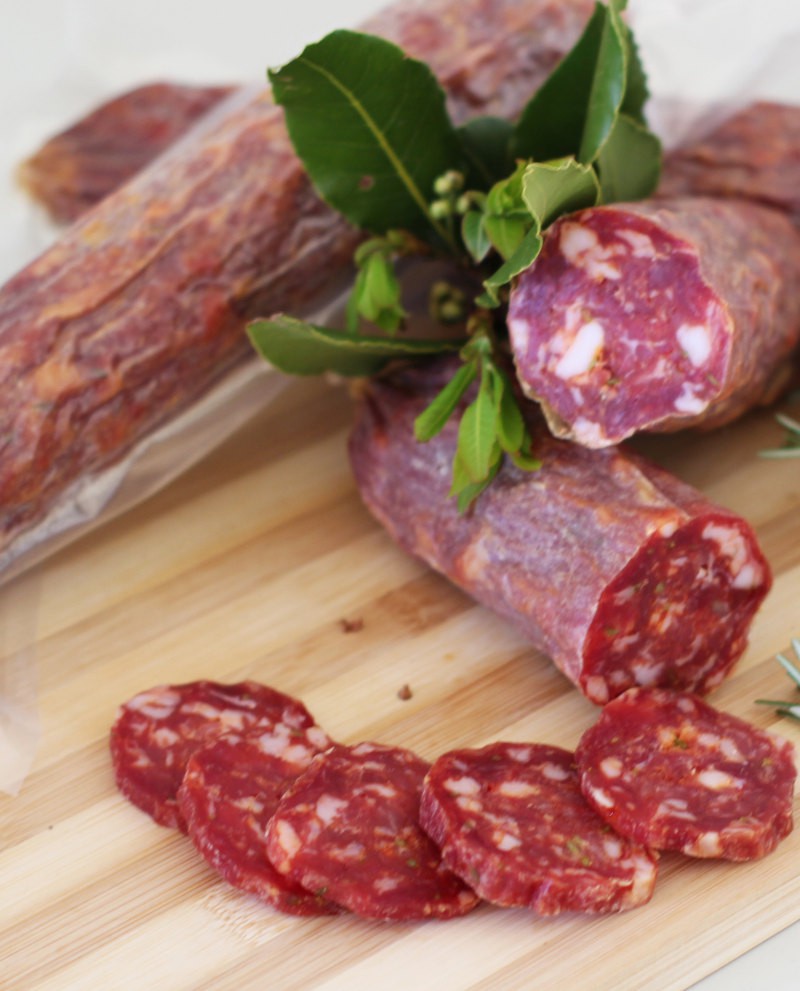 Il Salame Stagionato Dolce e Piccante di Cembalo Salumi è una specialità artigianale dal sapore autentico e tradizionale.