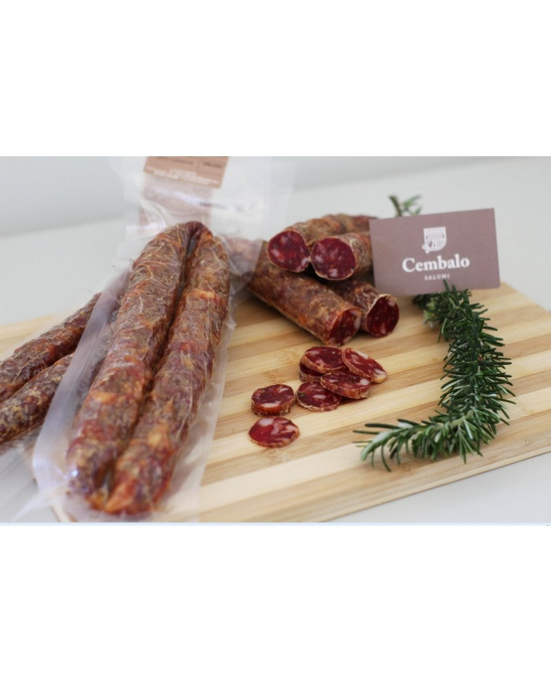 La Salsiccia Dolce e Piccante firmata Cembalo Salumi è un capolavoro artigianale, perfetto per chi ama il gusto autentico e la qualità senza compromessi