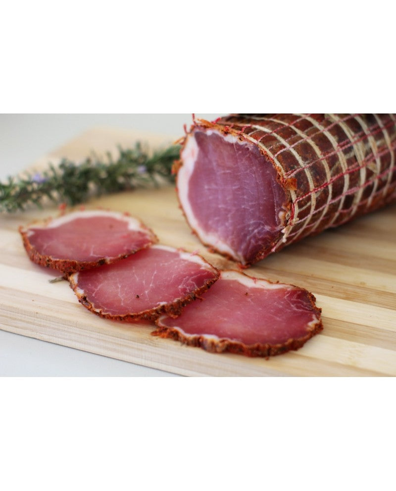 Il Filetto Stagionato Dolce e Piccante firmato Cembalo Salumi è una prelibatezza artigianale ottenuta dalla lomba, la parte più nobile del suino. 
