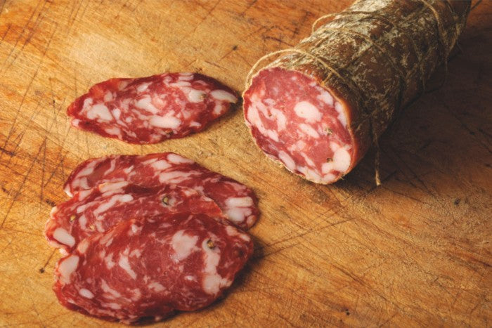 Il Salame Stagionato Dolce e Piccante di Cembalo Salumi è una specialità artigianale dal sapore autentico e tradizionale.