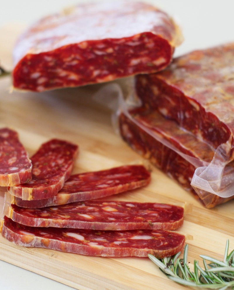 La Schiacciata Dolce e Piccante di Cembalo Salumi è un insaccato dal gusto deciso, ideale per chi ama i sapori autentici della tradizione italiana.